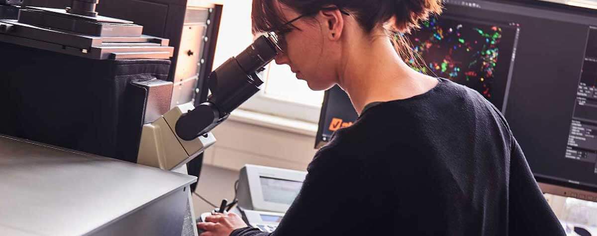 Application scientist working at a MINFLUX microscope