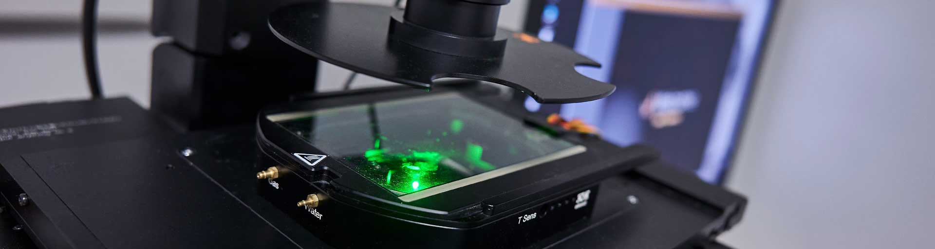 abberior microscope during measurement showing green laser light and a microscopic image