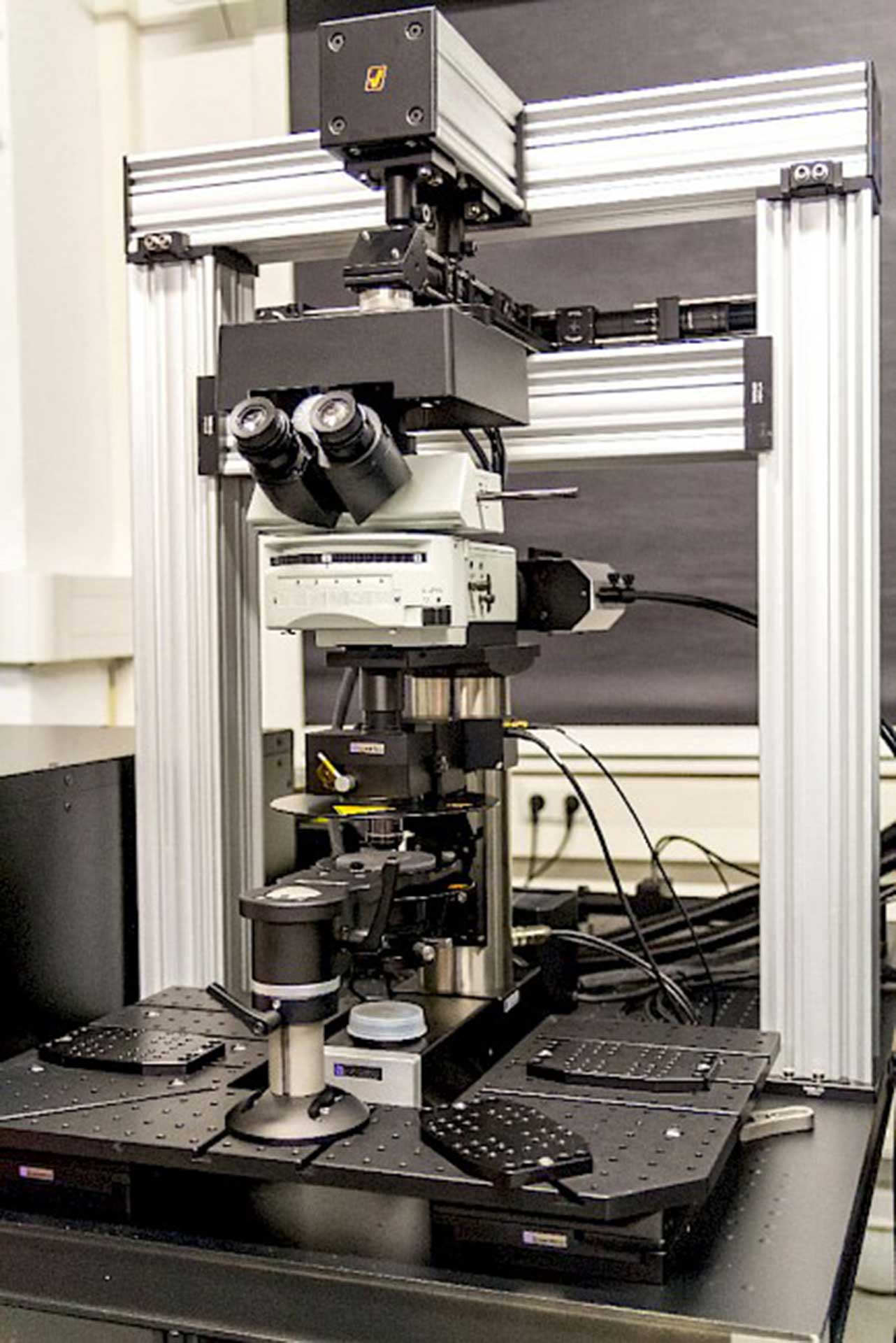 Custom upright 3D STED microscope by abberior in full view