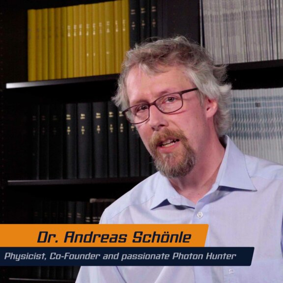 Dr. Andreas Schönle. Caption: Physicist, Co-Founder and passionate Photon Hunter