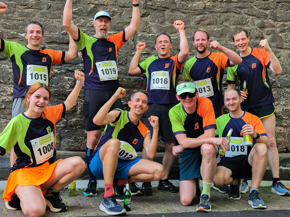 the abberior running team jubilant after successfully finishing the Göttinger Altstadtlauf (Göttingen City Cup)